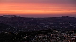 Una postazione delle Nazioni Unite si affaccia sulla cosiddetta Linea Alfa che separa le Alture del Golan occupate da Israele dalla Siria, vicino alla città di Majdal Shams, all'inizio di martedì 10 dicembre 2024.