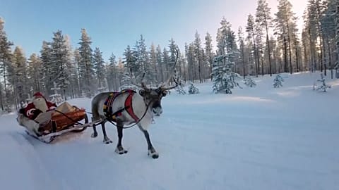 Дед Мороз готовится к традиционной раздаче подарков по всему миру, Рованиеми, Финляндия, 04.12.2024