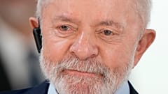 Il presidente del Brasile Luiz Inacio Lula da Silva partecipa ad un incontro con gli ambasciatori al palazzo presidenziale Planalto, a Brasilia, giovedì 14 novembre