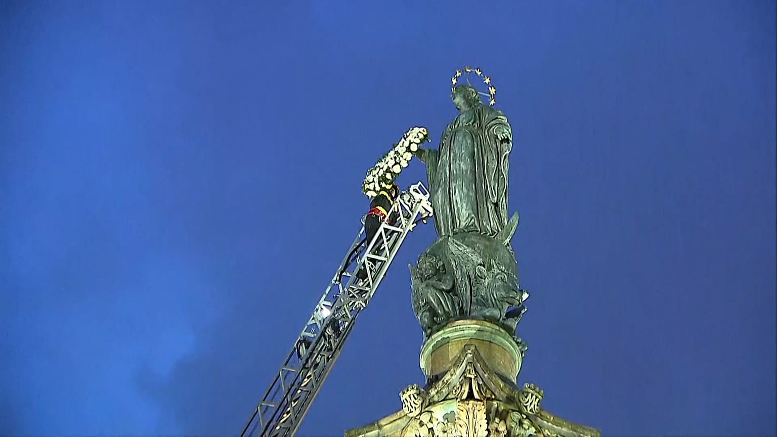 Pompier déposant une couronne de fleurs sur le bras de la statue de la Vierge Marie, à Rome en Italie, le 08.12.2024