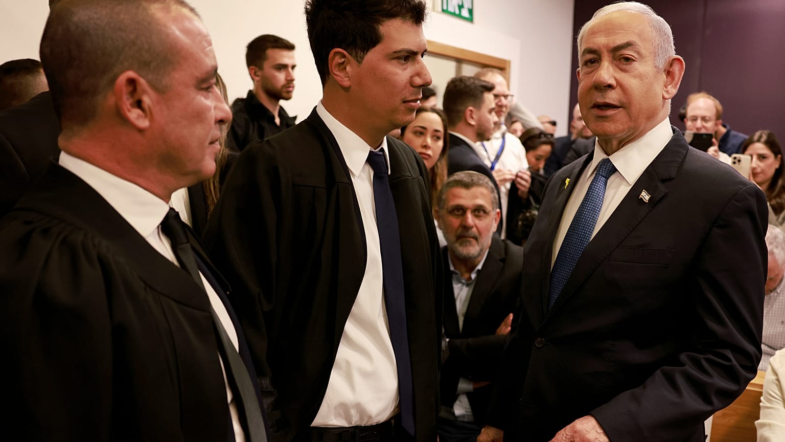 Le Premier ministre israélien Benjamin Netanyahu arrive au tribunal de district pour son procès pour corruption présumée, à Tel Aviv, en Israël, le mardi 10 décembre 2024.