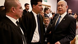 Le Premier ministre israélien Benjamin Netanyahu arrive au tribunal de district pour son procès pour corruption présumée, à Tel Aviv, en Israël, le mardi 10 décembre 2024.