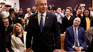 Netanyahu sonríe ante el estrado que le juzgará por presunta corrupción