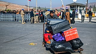 Suriyeliler, 9 Aralık 2024 Pazartesi günü Türkiye'nin güneyindeki Antakya kenti yakınlarındaki Cilvegözü sınır kapısından Türkiye'den Suriye'ye geçmek için geliyor.