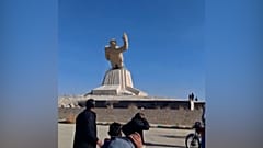 Destruction d'une statue géante de l'ancien président syrien Hafez al-Assad, père de Bachar al-Assad, Dayr Atiyah, en Syrie le 09.12.2024