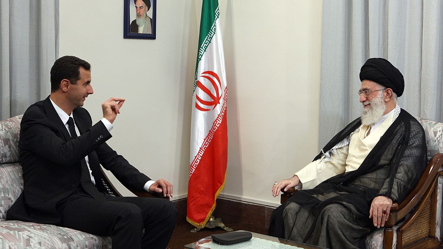 Una imagen de una antigua reunión de Alí Jamenei con Bashar al-Assad.