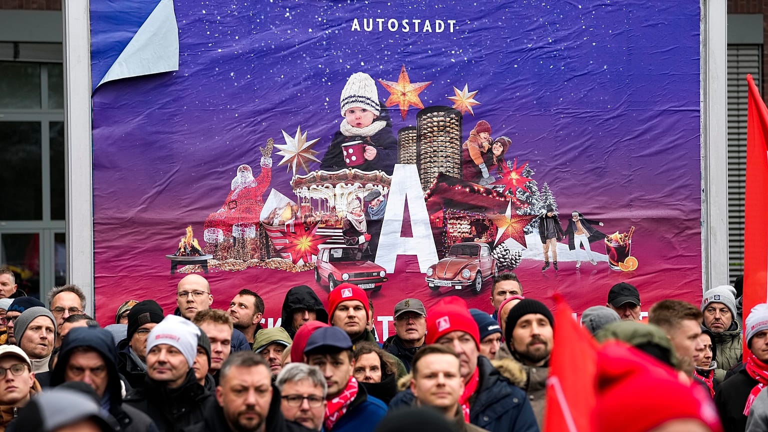 IG Metall sendikası üyeleri otomobil üreticisi Volkswagen'in Wolfsburg, Almanya'daki genel merkezi önünde protesto gösterisi düzenledi