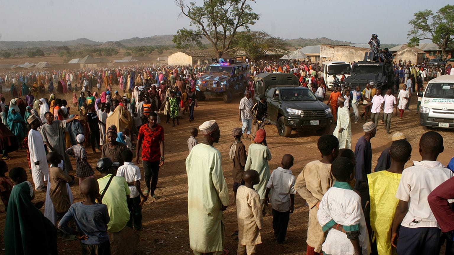 تجمع الناس لاستقبال طلاب مدرسة LEA الابتدائية والثانوية في كوريغا، نيجيريا، الذين أُفرج عنهم بعد اختطافهم، عند وصولهم يوم الخميس 28 مارس 2024 للالتحاق بأسرهم.