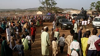 تجمع الناس لاستقبال طلاب مدرسة LEA الابتدائية والثانوية في كوريغا، نيجيريا، الذين أُفرج عنهم بعد اختطافهم، عند وصولهم يوم الخميس 28 مارس 2024 للالتحاق بأسرهم.