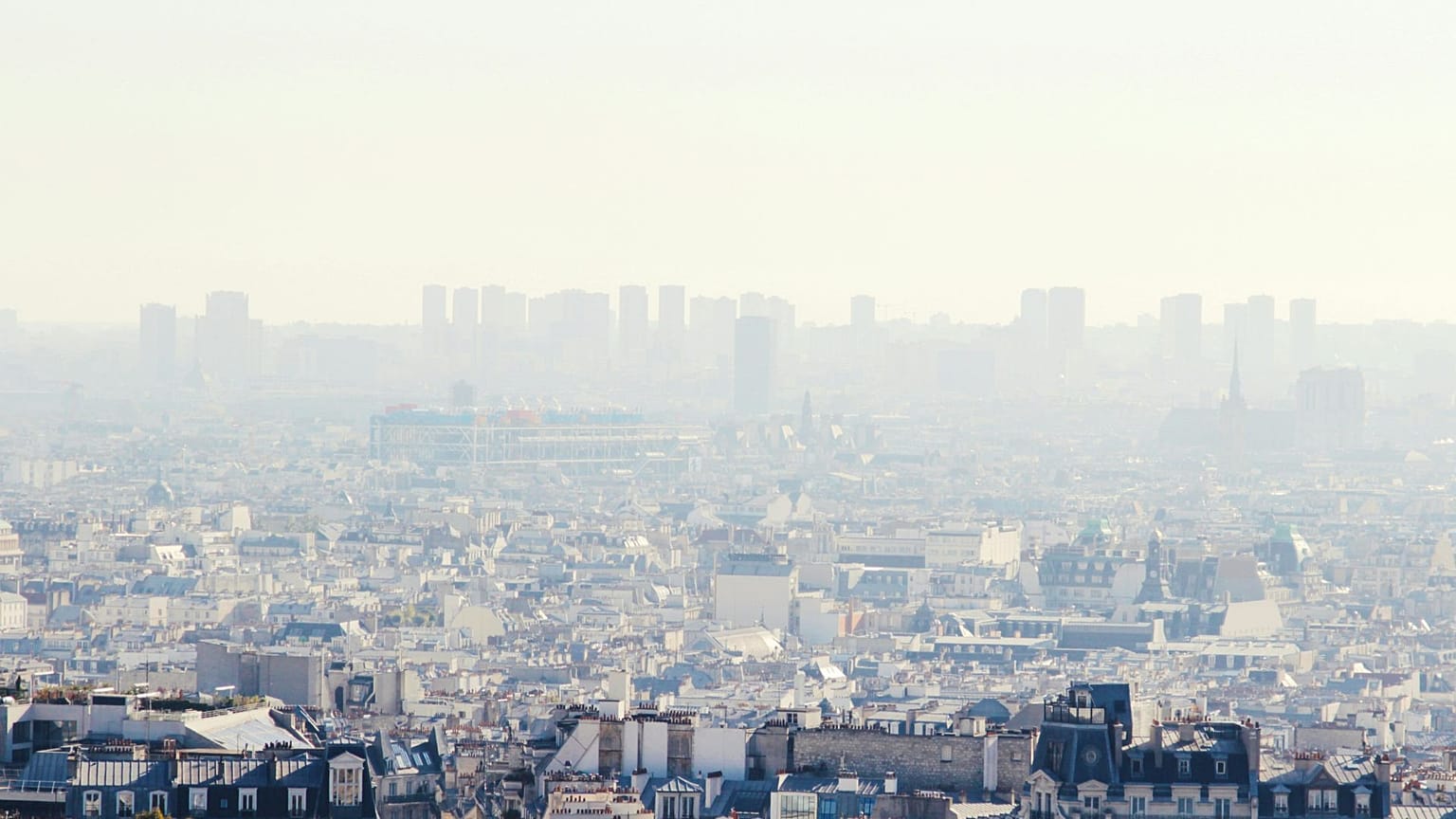 Smog au-dessus de Paris, France