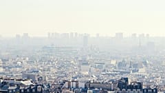 Smog au-dessus de Paris, France