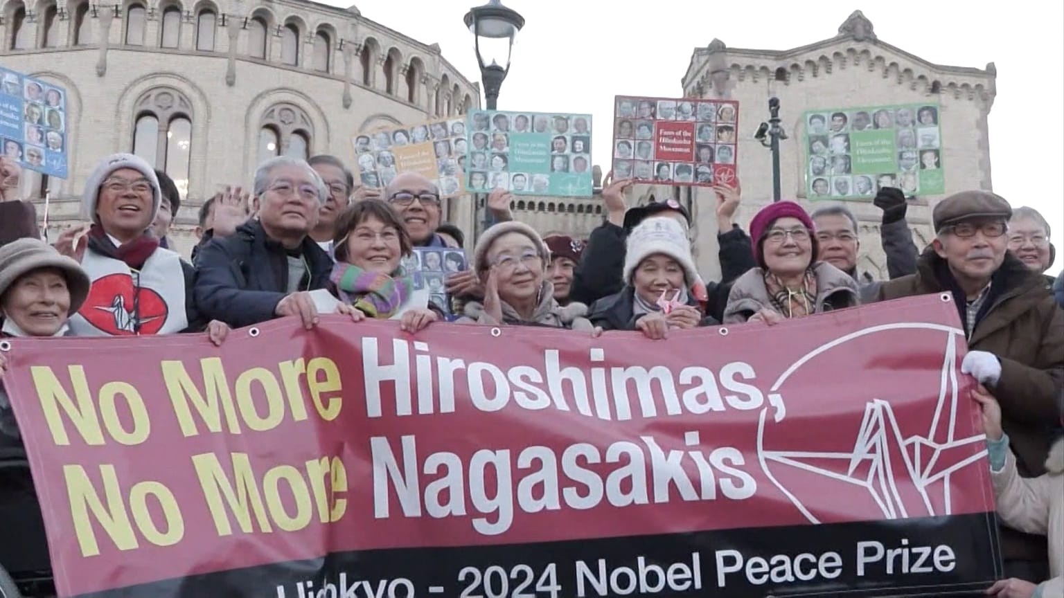 Des Japonais survivants de la bombe atomique devant le parlement norvégien, Oslo, Norvège, le 09.12.2024