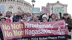 Des Japonais survivants de la bombe atomique devant le parlement norvégien, Oslo, Norvège, le 09.12.2024