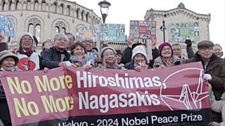 Des Japonais survivants de la bombe atomique devant le parlement norvégien, Oslo, Norvège, le 09.12.2024