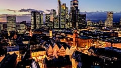 El mercado navideño de la plaza Roemerberg con el ayuntamiento, en primer plano, ilumina el centro de Fráncfort, Alemania, 