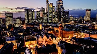 El mercado navideño de la plaza Roemerberg con el ayuntamiento, en primer plano, ilumina el centro de Fráncfort, Alemania,
