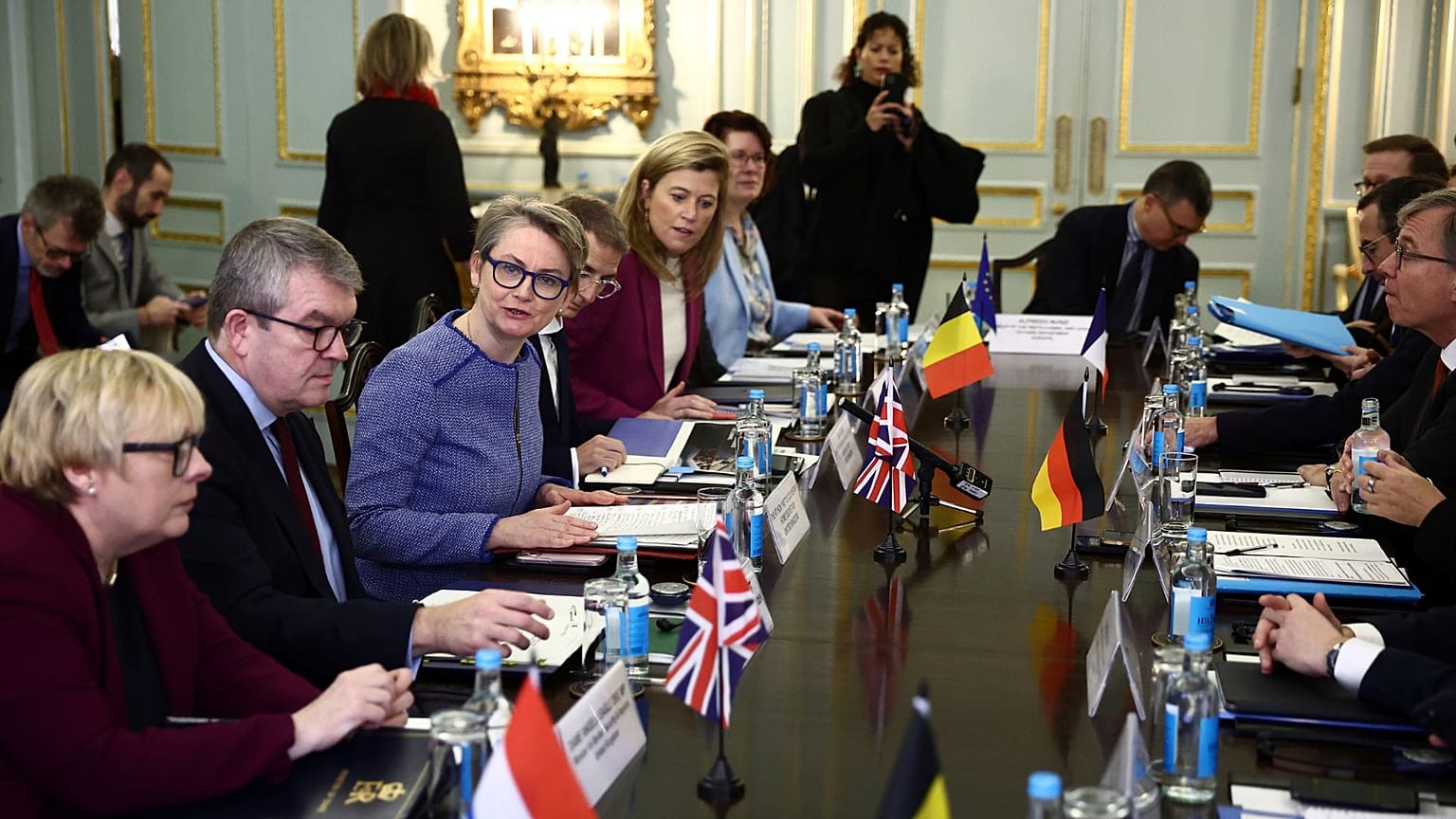 İngiltere İçişleri Bakanı Yvette Cooper (Soldan üçüncü), Londra'daki Carlton Gardens'ta Avrupalı bakanlar ve kurumların katıldığı bir toplantıda, 10 Aralık 2024