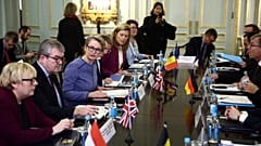 İngiltere İçişleri Bakanı Yvette Cooper (Soldan üçüncü), Londra'daki Carlton Gardens'ta Avrupalı bakanlar ve kurumların katıldığı bir toplantıda, 10 Aralık 2024