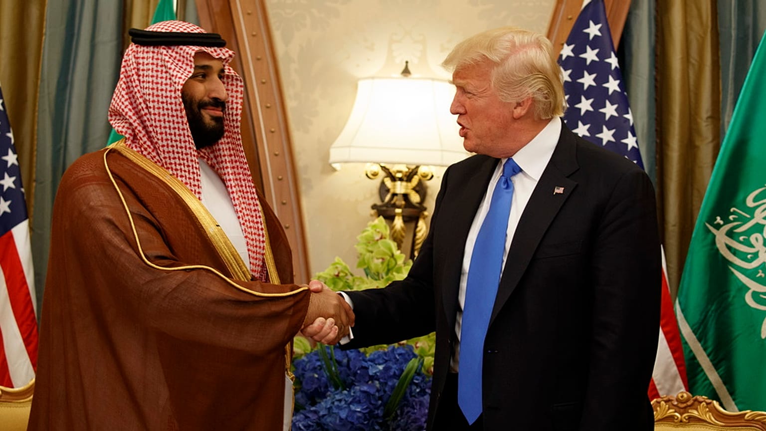 الرئيس دونالد ترامب يصافح ولي ولي العهد السعودي ووزير الدفاع محمد بن سلمان خلال اجتماع ثنائي، في الرياض، السبت، 20 مايو، 2017.