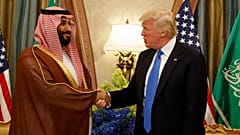 الرئيس دونالد ترامب يصافح ولي ولي العهد السعودي ووزير الدفاع محمد بن سلمان خلال اجتماع ثنائي، في الرياض، السبت، 20 مايو، 2017.