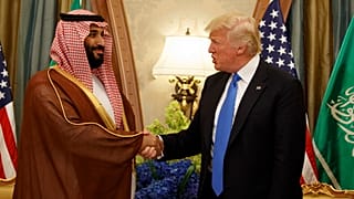 الرئيس دونالد ترامب يصافح ولي ولي العهد السعودي ووزير الدفاع محمد بن سلمان خلال اجتماع ثنائي، في الرياض، السبت، 20 مايو، 2017.