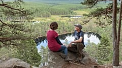 Un couple en train de contempler Uath Lochans dans le parc national de Cairngorms, en Écosse. 