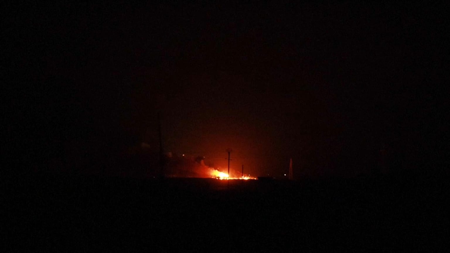 انفجارات في قاعدة للجيش السوري قرب مطار القامشلي