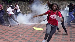 Des manifestants fuient un nuage de gaz lacrymogène tiré par la police anti-émeute lors de la marche contre les féminicides, Nairobi, au Kenya, le 10.12.2024.