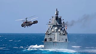 La fregata russa Admiral Grigorovich naviga mentre l'elicottero Kamov Ka-27 decolla dal ponte di volo durante le esercitazioni al largo di Tartus, in Siria.