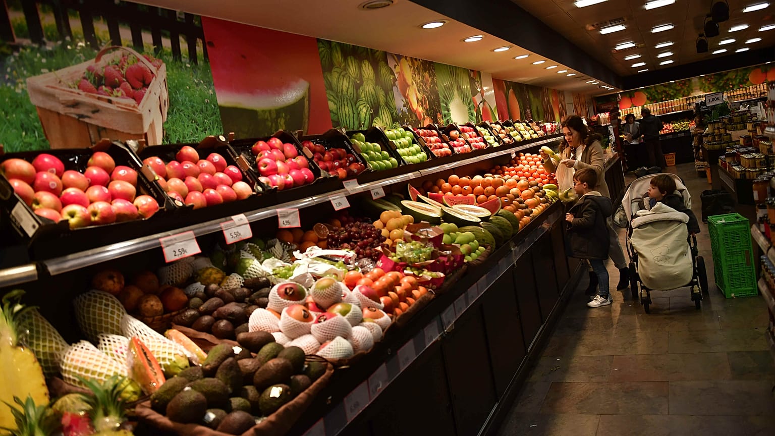 La iniciativa de la Comisión forma parte de un esfuerzo más amplio para garantizar que los agricultores reciban una compensación justa y dejen de verse obligados a vender productos por debajo de los costes de producción.