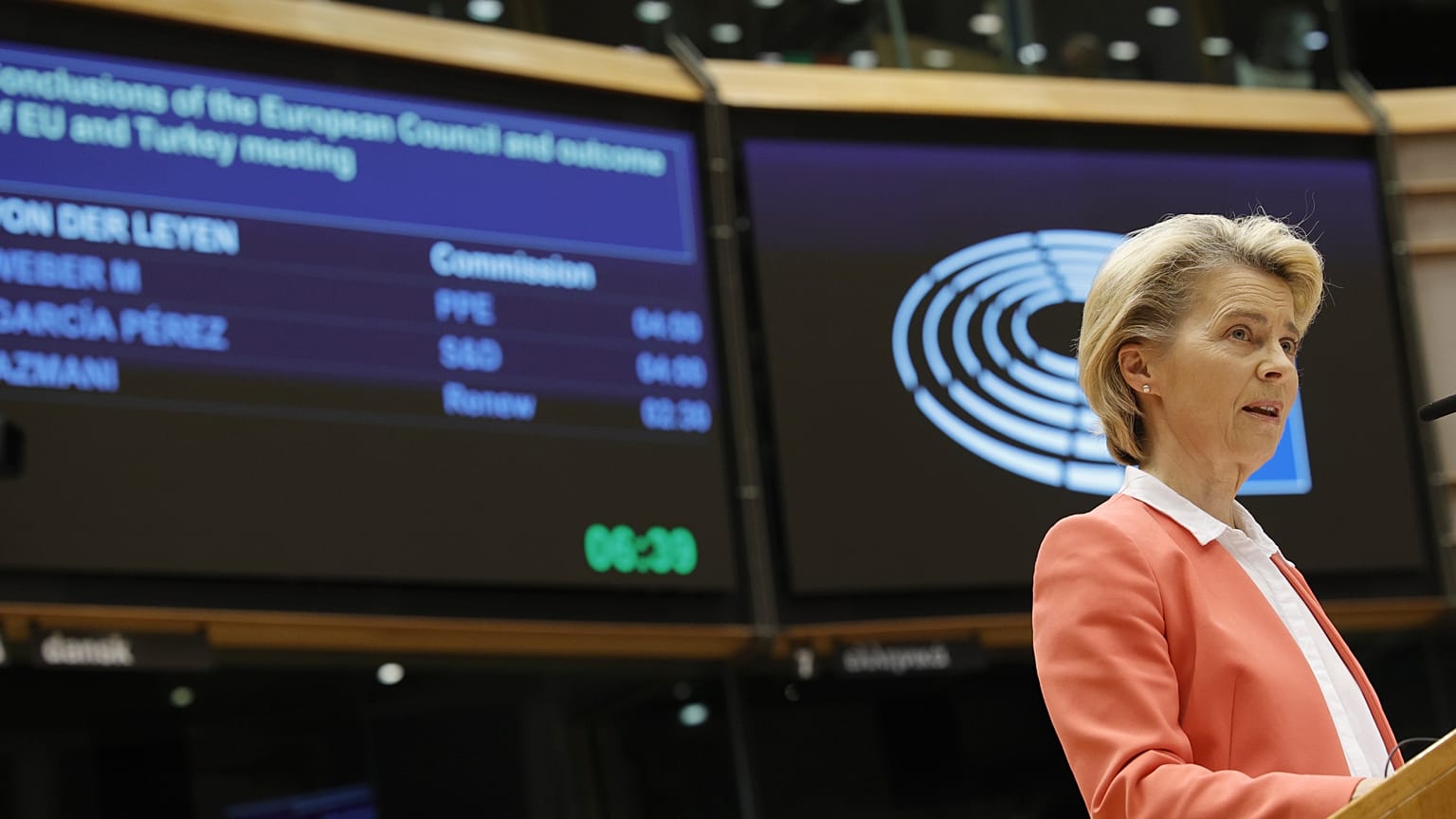 Avrupa Komisyonu Başkanı Ursula von der Leyen, Avrupa Parlamentosu'nda üyelere sesleniyor, 26 Nisan 2021