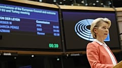 Avrupa Komisyonu Başkanı Ursula von der Leyen, Avrupa Parlamentosu'nda üyelere sesleniyor, 26 Nisan 2021