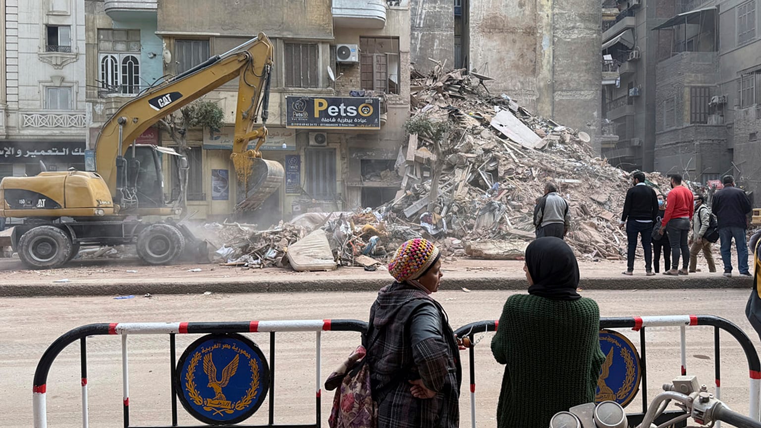 Συντρίμμια μετά την κατάρρευση πολυκατοικίας στο Κάιρο
