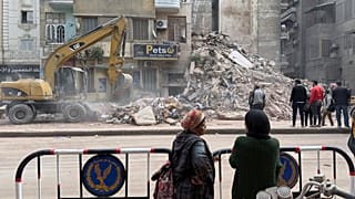 Συντρίμμια μετά την κατάρρευση πολυκατοικίας στο Κάιρο