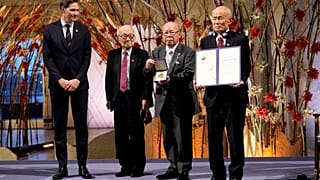 Nihon Hidankyo, lauréat du prix Nobel de la paix de cette année. (Terumi Tanaka à gauche)