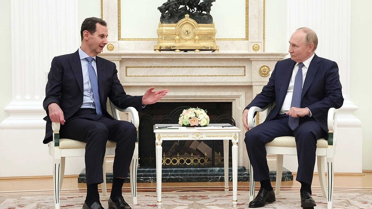 الرئيس السوري بشار الأسد، يتحدث مع الرئيس الروسي فلاديمير بوتين خلال اجتماع في موسكو، روسيا، في 24 يوليو/تموز 2024. 