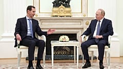 الرئيس السوري بشار الأسد، يتحدث مع الرئيس الروسي فلاديمير بوتين خلال اجتماع في موسكو، روسيا، في 24 يوليو/تموز 2024. 