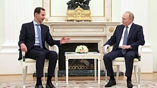 الرئيس السوري بشار الأسد، يتحدث مع الرئيس الروسي فلاديمير بوتين خلال اجتماع في موسكو، روسيا، في 24 يوليو/تموز 2024. 
