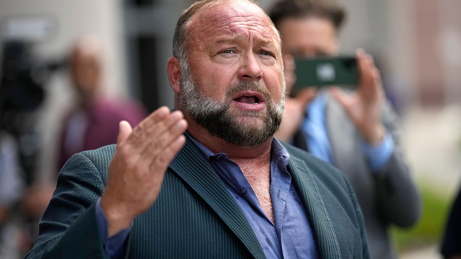 Ο δικαστής απορρίπτει την πώληση του Infowars του Alex Jones στο σατιρικό The Onion 