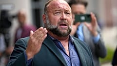 Ο δικαστής απορρίπτει την πώληση του Infowars του Alex Jones στο σατιρικό The Onion 