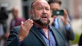 Ο δικαστής απορρίπτει την πώληση του Infowars του Alex Jones στο σατιρικό The Onion 