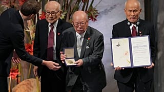 Szef Komitetu Noblowskiego Jørgen Watne Frydnes oraz przedstawiciele organizacji Nihon Hidankyō: Terumi Tanaka, Shigemitsu Tanaka i Toshiyuki Mimaki.