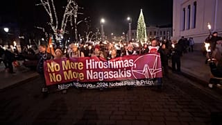 Traditionelle Fackelprozession zu Ehren der Friedensnobelpreisträger 2024, Oslo, Norwegen, 10.12.2024