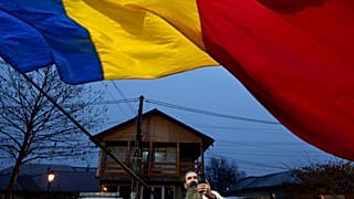 Bir kişi, Romanya'nın Mogoşoaia kentindeki oy verme merkezinin dışında, 8 Aralık 2024