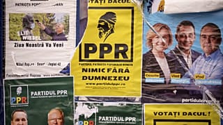 Megtépett választási plakátok Bukarestben
