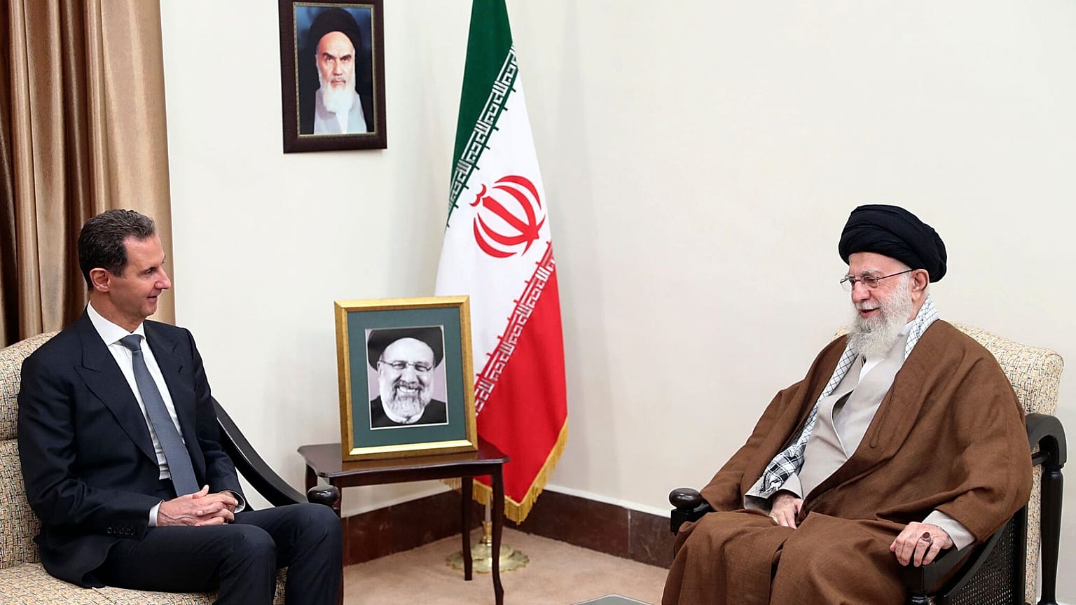 La Guida suprema iraniana, l'Ayatollah Ali Khamenei, a destra, parla con il presidente siriano Bashar Assad durante un incontro a Teheran, in Iran, il 30 maggio 2024.