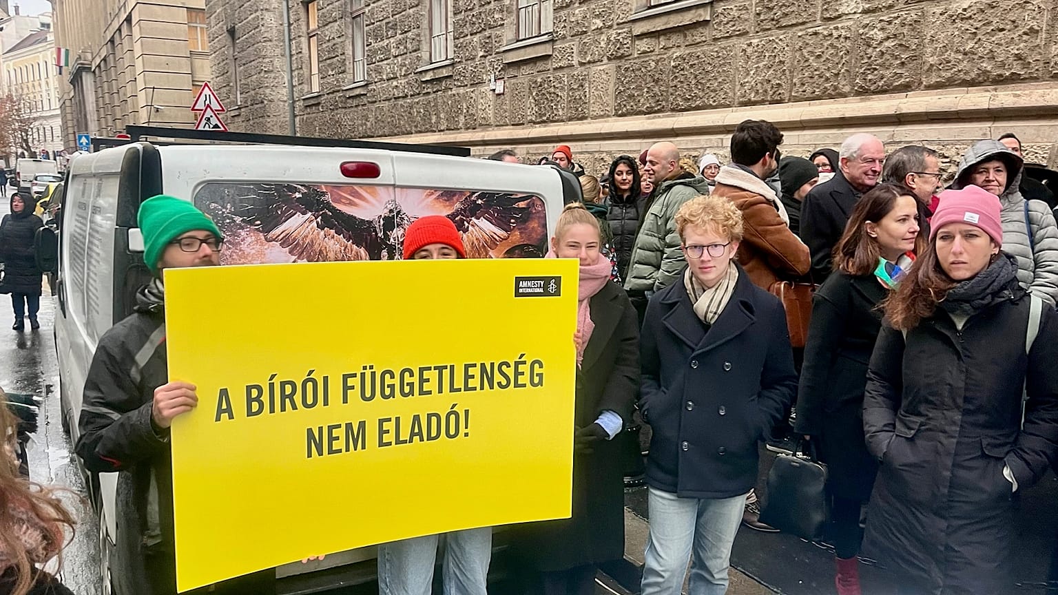 Demonstráció az OBT épülete előtt a budapesti Szalay utcában, 2024. december 11-én