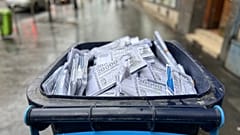 A flashmob "főszereplői" a bankókba csomagolt kérdőívek az akció végén, egy szemetesben - Budapest, 2024. december 11.