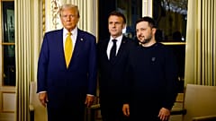 الرئيس الأمريكي المنتخب دونالد ترامب والرئيس الفرنسي إيمانويل ماكرون، في الوسط، والرئيس الأوكراني فولوديمير زيلينسكي قبل اجتماع في قصر الإليزيه في باريس، الجمعة 7 ديسمبر 2024.