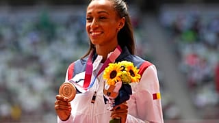 Ana Peleteiro, atleta española posa junto con su medalla.
